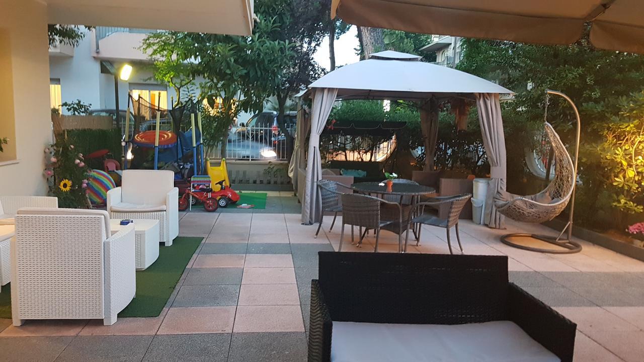 Hotel Fucsia Riccione Exterior photo